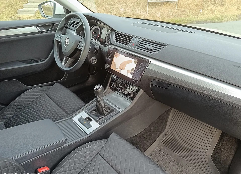 Skoda Superb cena 87700 przebieg: 121000, rok produkcji 2019 z Toruń małe 781